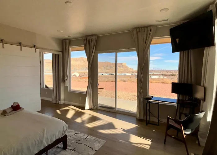 Page Arizona Border Town- Crimson Suite, Desert Canyon Getaway With Views